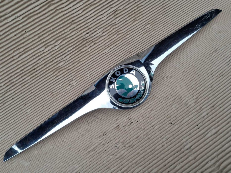 Skoda Fabia 2, grila ornament capota cu emblema.