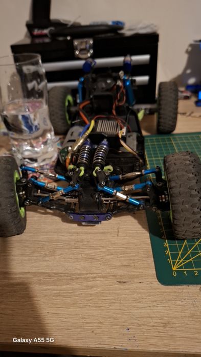 Rc кола Wltoys12428 тежко модифицирана ,направена изцяло за асфалт ,със състезателно окачване-4x4 + резервни части