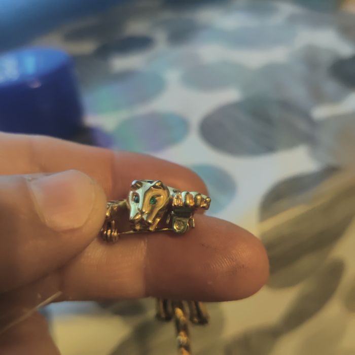 Позлатена брошка на Ягуар  със изумрудено зелени очи