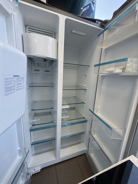 Хладилник с фризер с ледогенеатор А+++