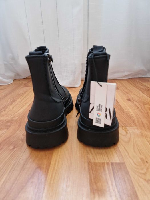 Cizme cu fermoar Zara