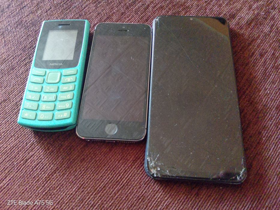 Vând 3 telefoane