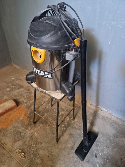 Aspirator profesional TITAN ,foarte puțin utilizat stare foarte bună