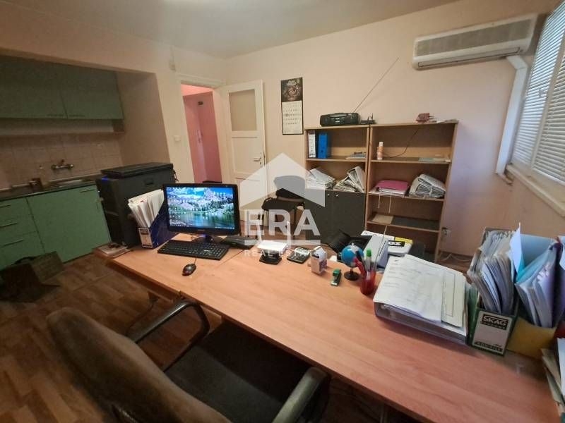 Обзаведен офис под наем, на първи етаж в тухлена жилищна сграда, район