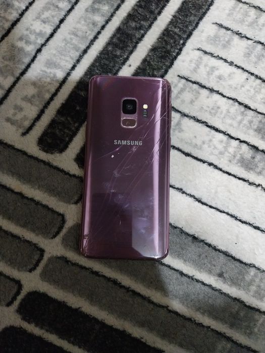Vând Samsung s9.
