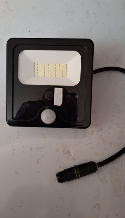 Lampa led cu senzor de miscare
