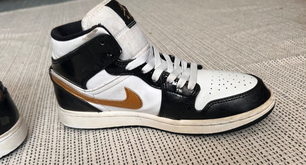Nike Air Jordan 1 Mid SE Black/White/Metallic Gold – Mărimea 40
