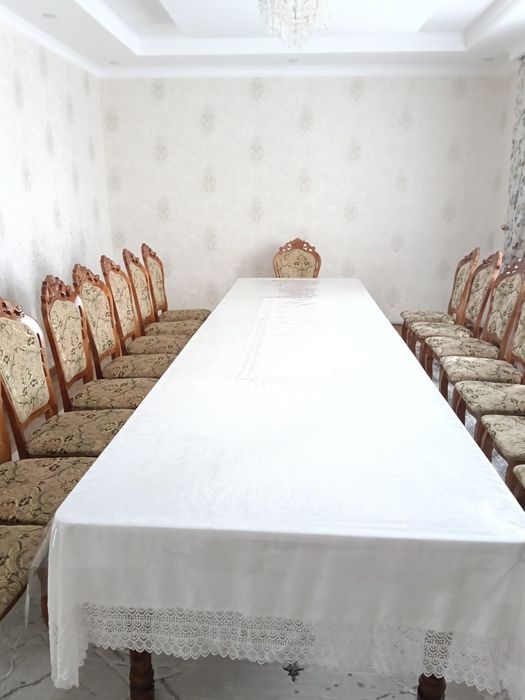 Стол стулья для зала