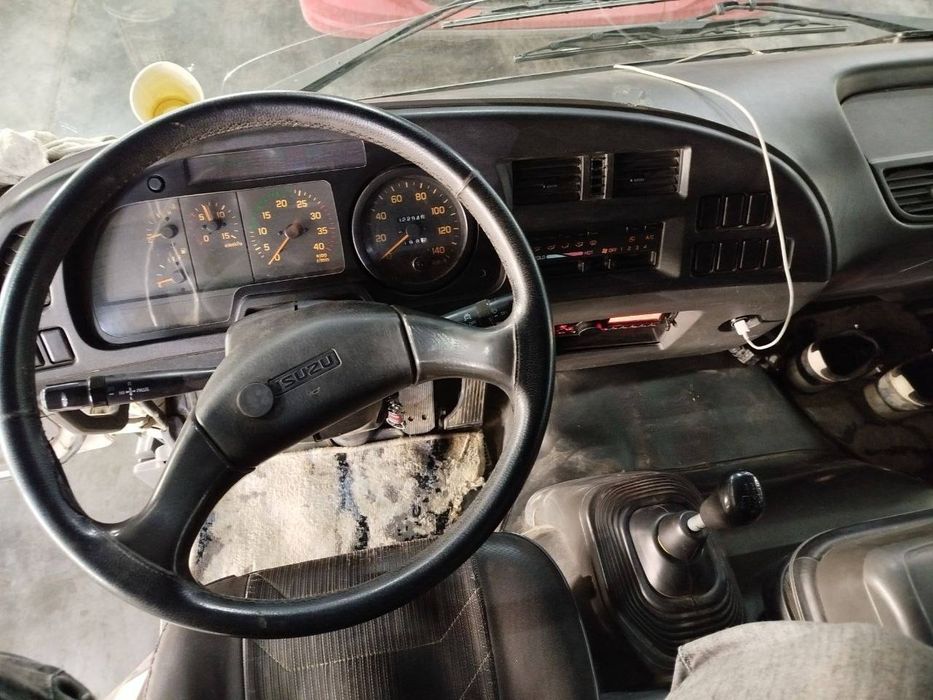 Isuzu rusumli avtomobil sotiladi