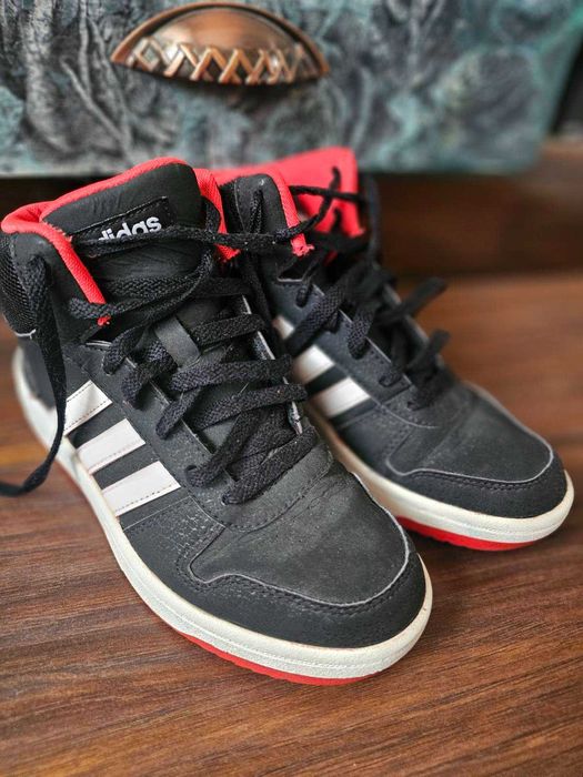 Кецове Адидас-черно и червено