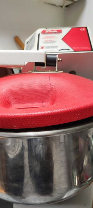 Продавам тестобъркачка