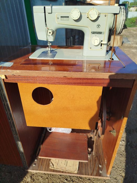Продам швейную машинку
