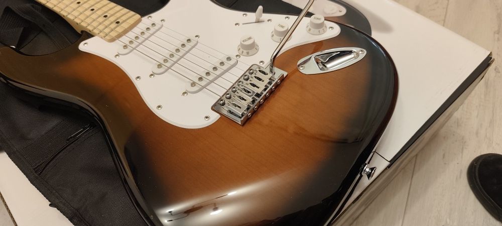 Chitara electrica Fender Squier Sonic Stratocaster Pack - 2-Color Sunburst