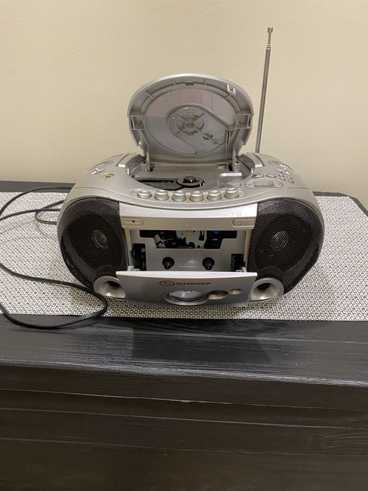 Radiocasetofon ( nu functioneaza C D)