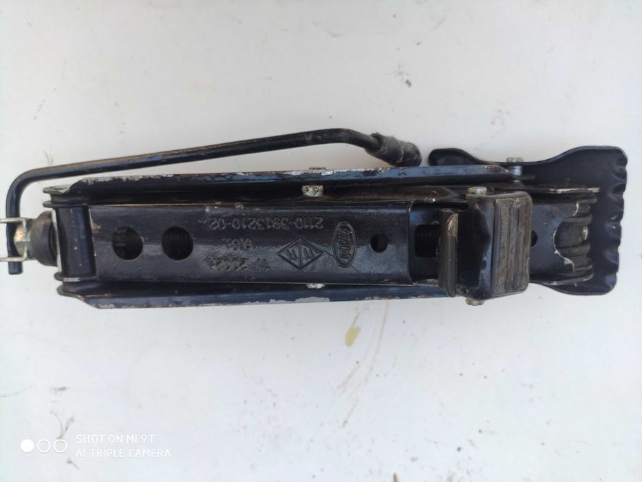 Домкрат автомобильный