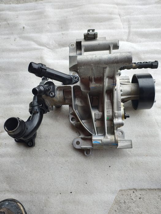 Pompa apa termostat cu suport BMW Seria 5 G30 B48B20B cod 8593269