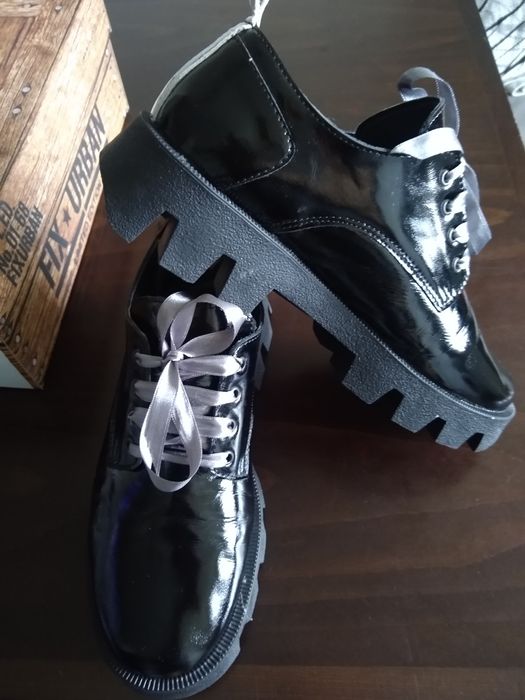 Затворени дамски обувки