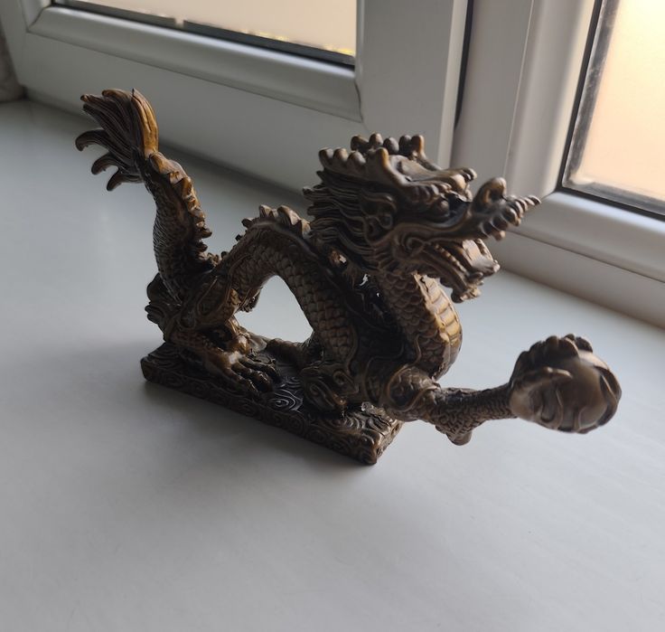 Сувенир дракон с жемчужиной