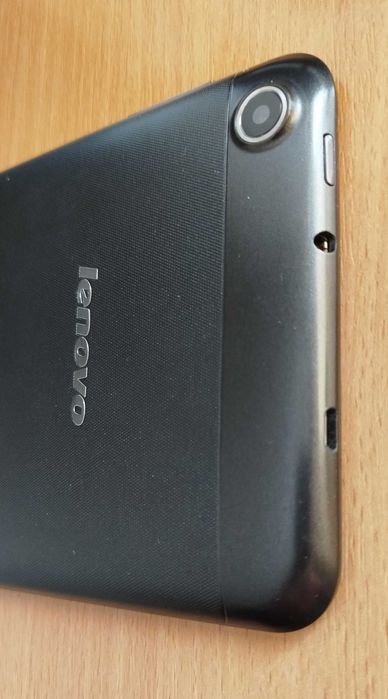 Продавам таблет Lenovo, абсолютно запазен, работи перфектно