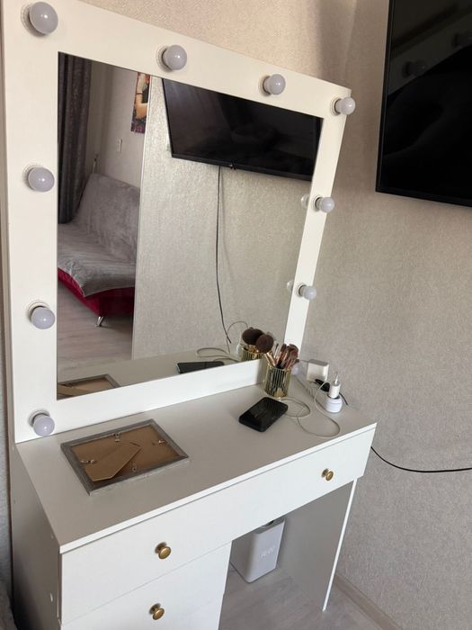 Продам туалетный столик