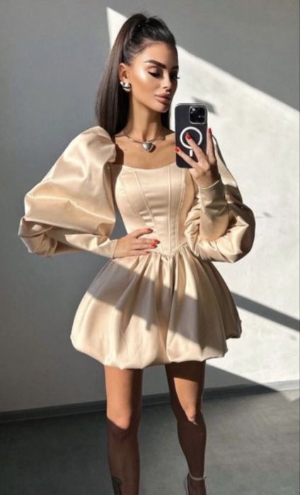 Продавам рокля р-р С-М, бежова с ръкав, подходяща е за прекрасен повод