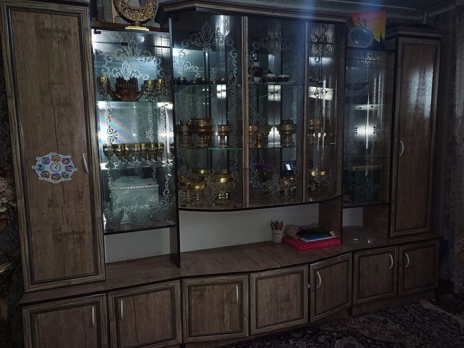 Продаётся стенка в среднем состоянии! Стенка сотилади!