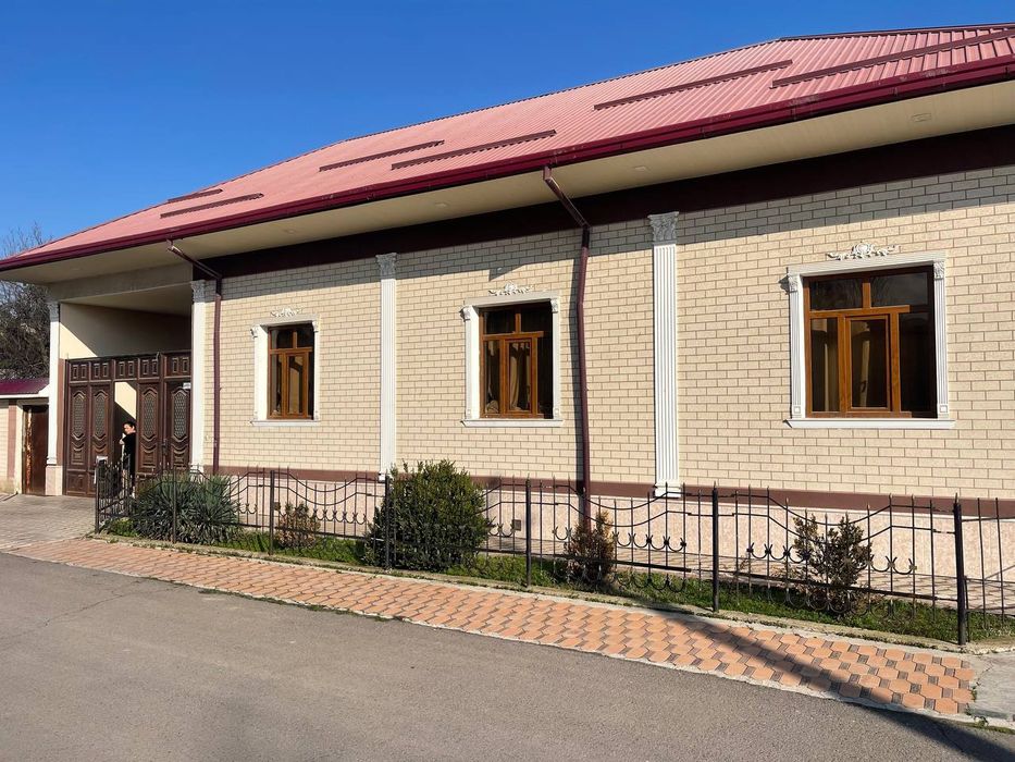 Orta saroyda joylashgan