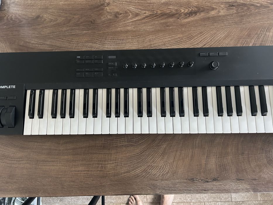 MIDI клавиатура Native Instruments Komplete Kontrol 61
