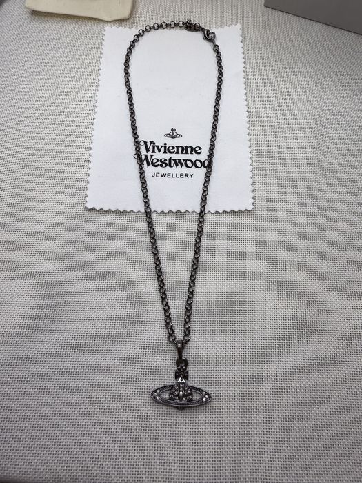 Colier Vivienne Westwood ”mini bas relief”, negru, cu pietricele