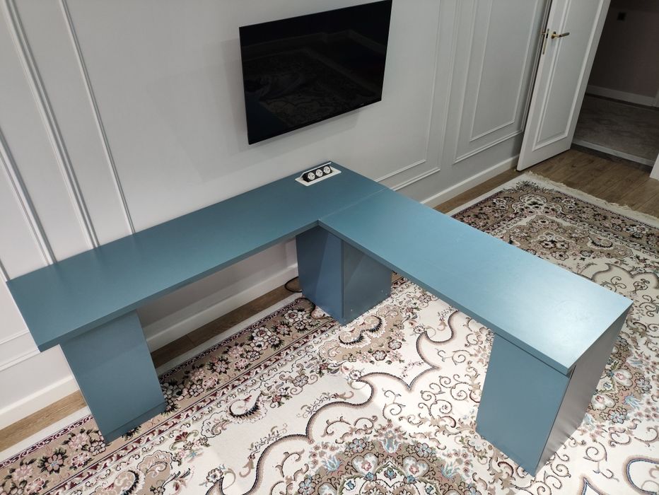 Стол с 3 тумбочками