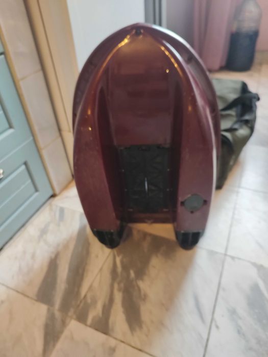 Лодка за захранка и нанасяне на въдици