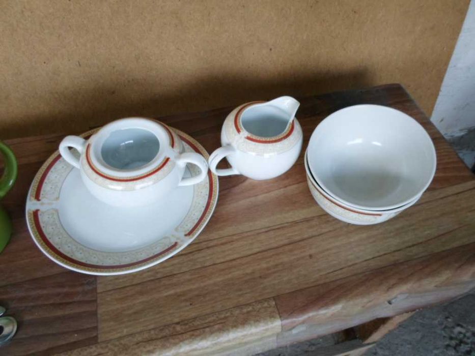 Посуда разная тарелки пиалушки.