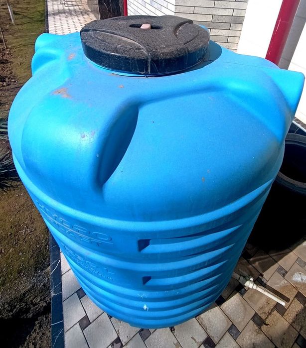 Yomkost bochka sotiladi. 1250 litr. Holati yangidek. Продается ёмкость