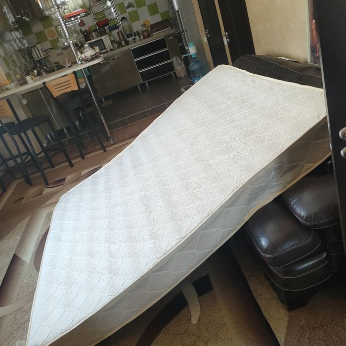 Холодильник, кровать, матрац, стол