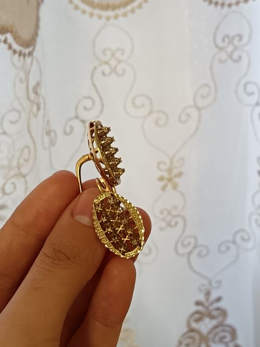 Золотистые серьги и кольцо с бриллиантам