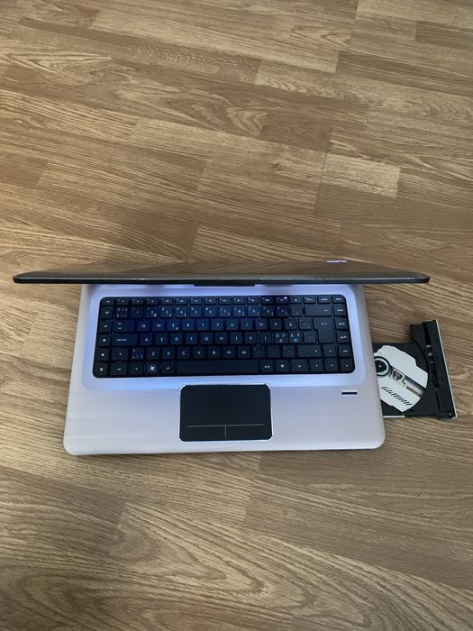 Laptop Hp display 15,6 led,6gb ram,500gb memorie,vine cu incarcator .