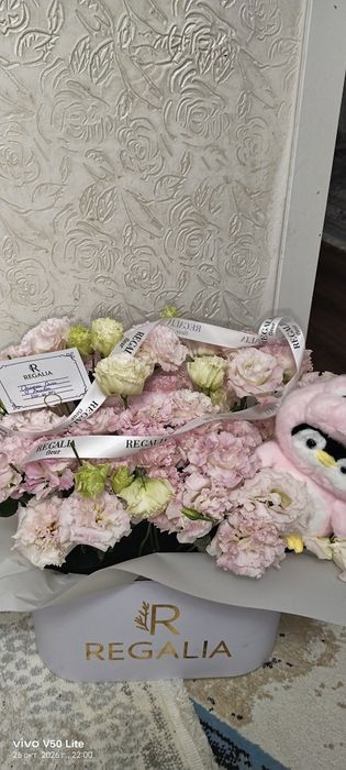 пионавидные розы с игрушкой