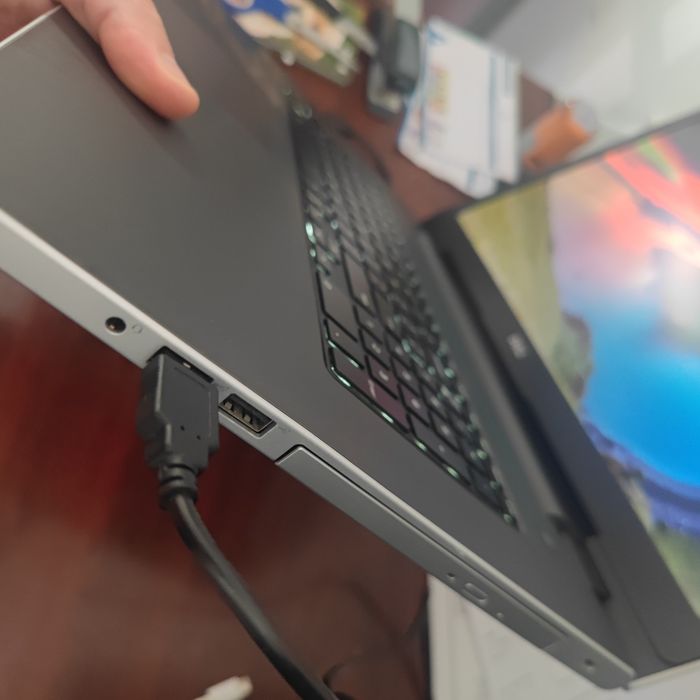 Leptop Dell model 5759 17.3 inch  i ,ssd 512gb 8 rami