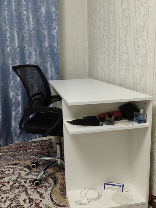 Компьютерный стол и кресло