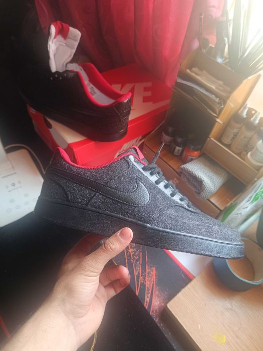 Nike personalizați – sclipici negru + talpă roșie