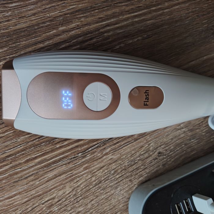 Epilator laser IPL, cu 999.900 de impulsuri luminoase, 3 moduri functionale HR/SC/RA, 9 intensitati, rapid, regenerare piele si indepartare acnee, alb