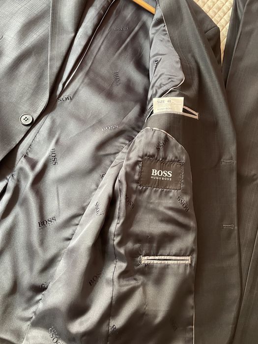 Costum Hugo Boss nepurtat 48
