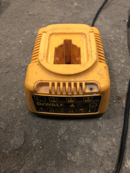 Зарядно DeWALT - 7,2V ; 14,4V ; 18V ;