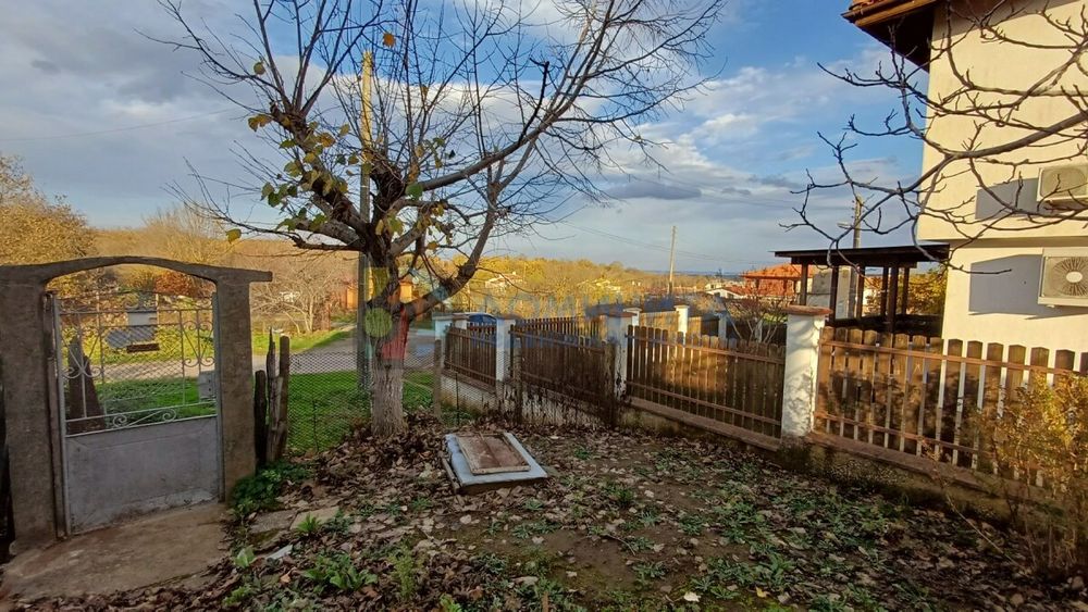 Здрава къща, с голям двор в с. Велика!