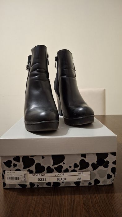 Дамски официални обувки на висок дебел ток 36 номер, но стават за 37