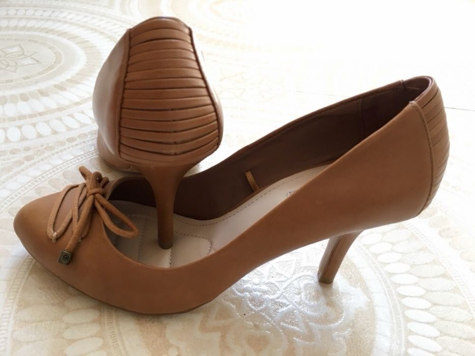 Pantofi cu toc Zara, piele, nr 39, Noi