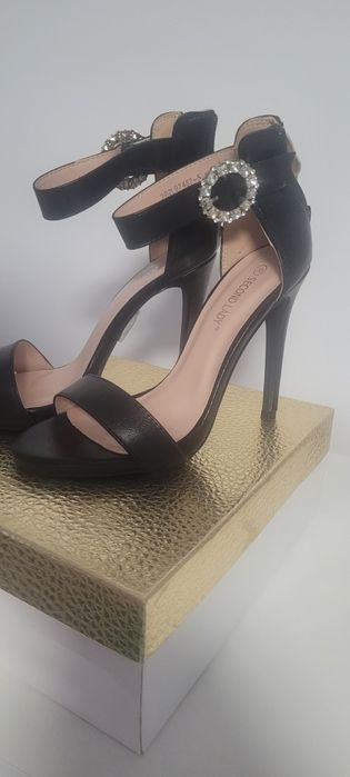 Sandale noi mărimea 38