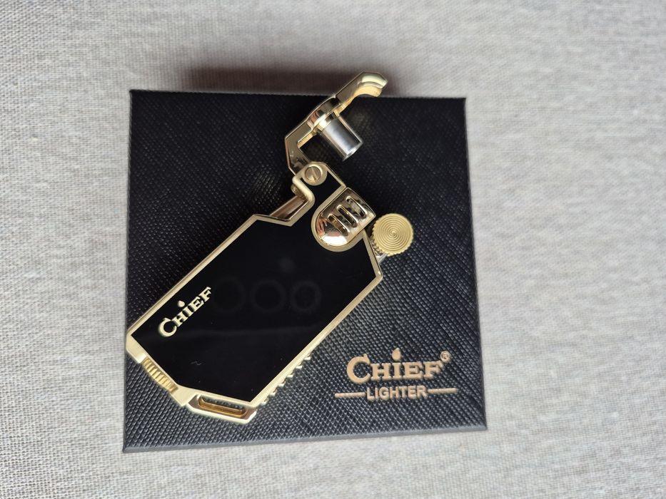 Бензинова запалка CHIEF ,три цвята ,подаръчна кутия
