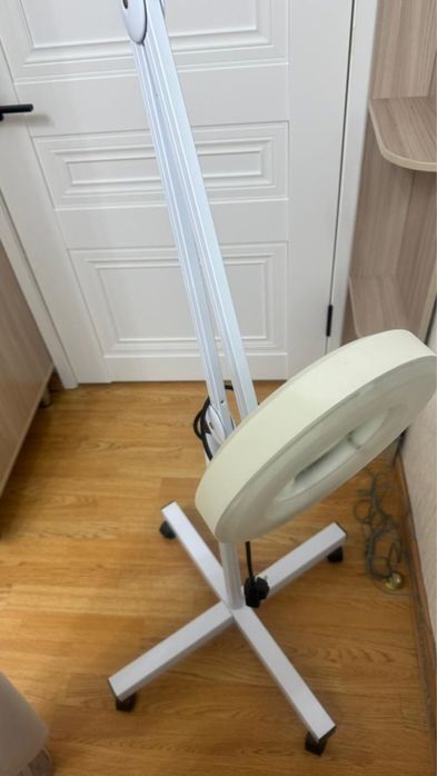 Лампа лупа напольная, косметологическая