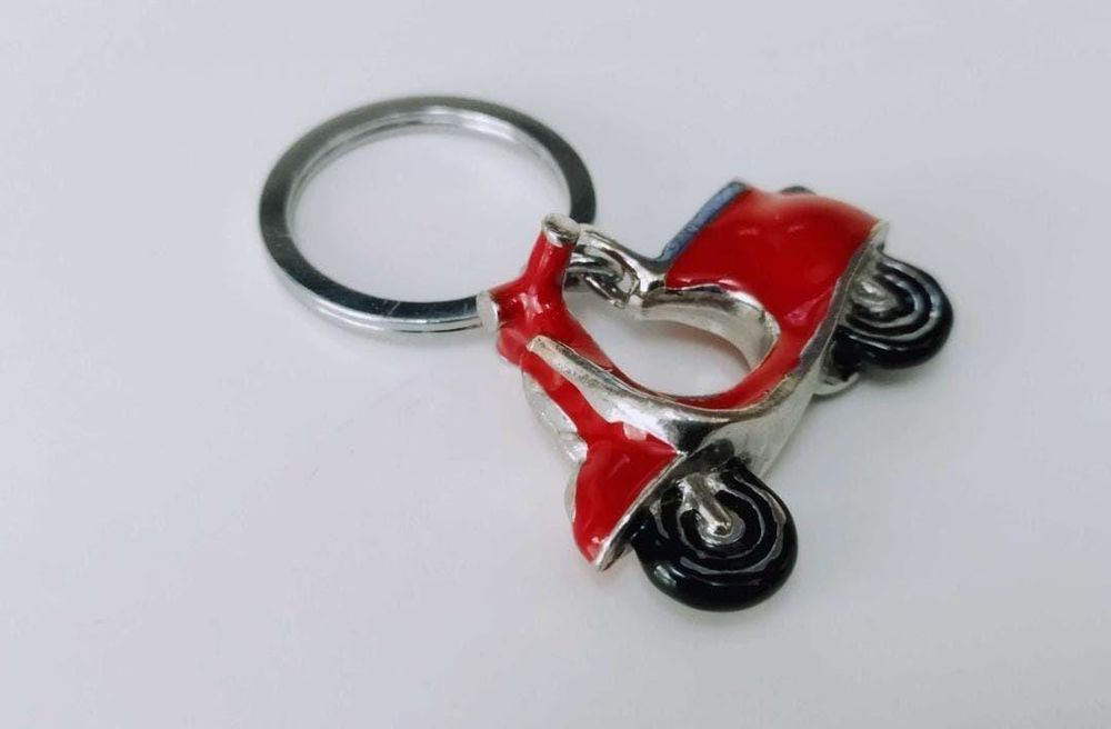 Breloc cheii Vespa , metal placat cu argint si email rosu
